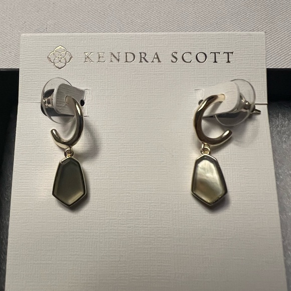 🆕 New with Tags: Kendra Scott Clove Huggie GLD 068 - Picture 4 of 4